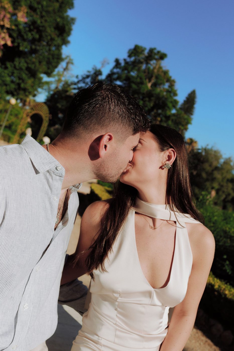 The couple kissing in a Palermo garden